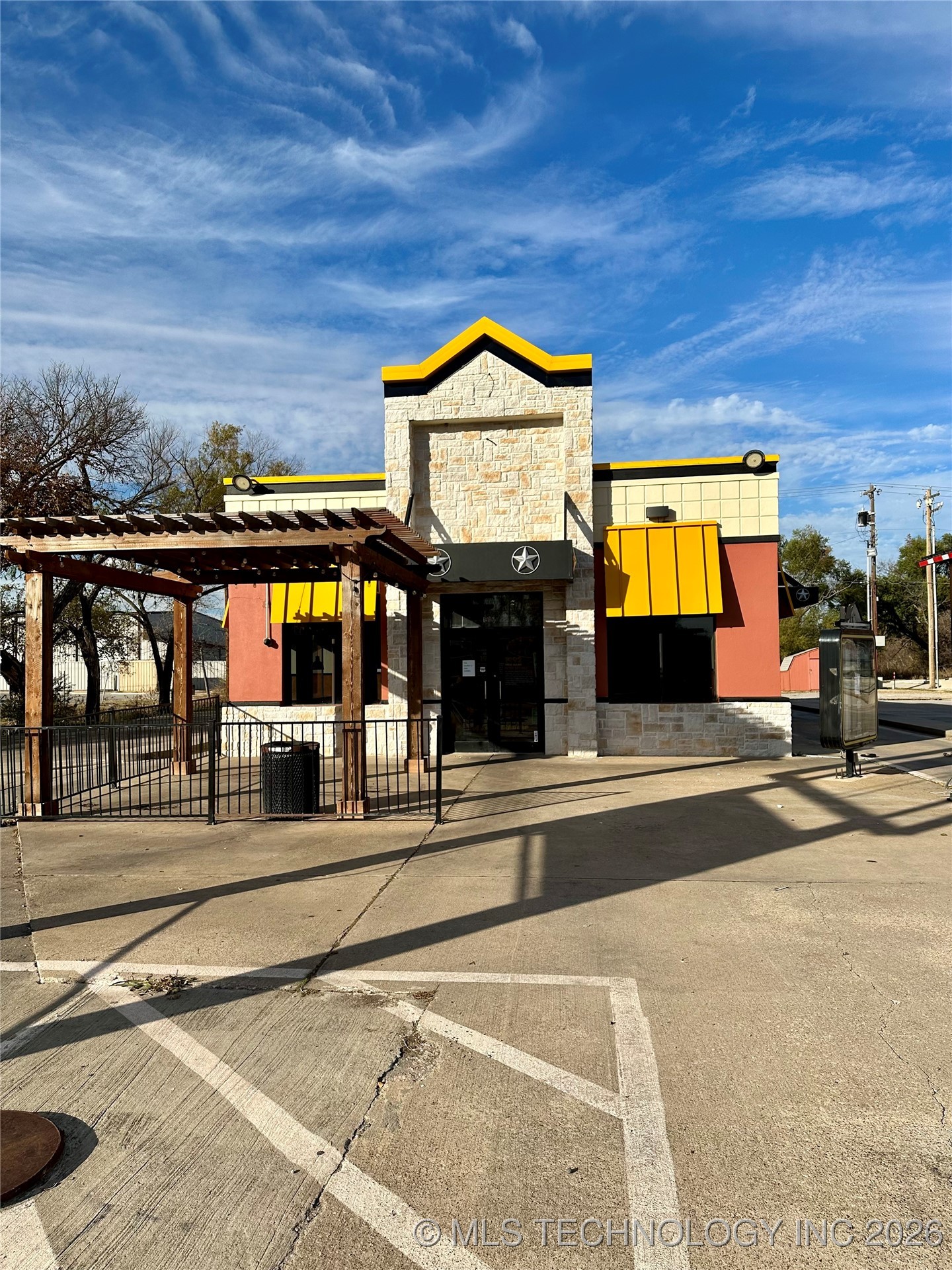 1906 W Broadway Property Photo 1