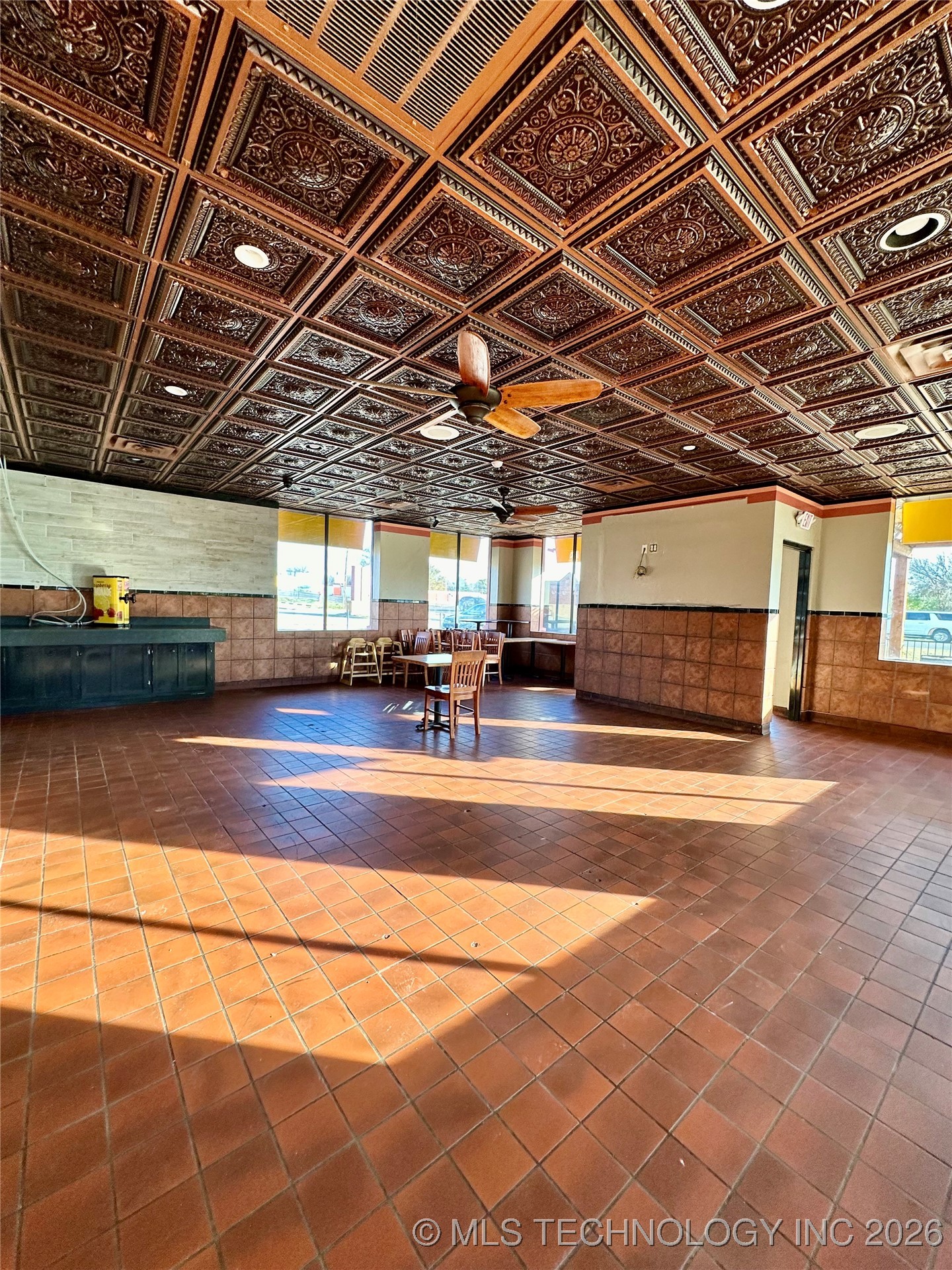 1906 W Broadway Property Photo 2