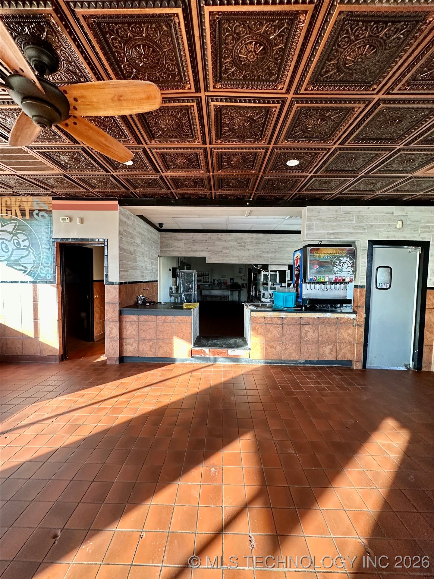 1906 W Broadway Property Photo 3