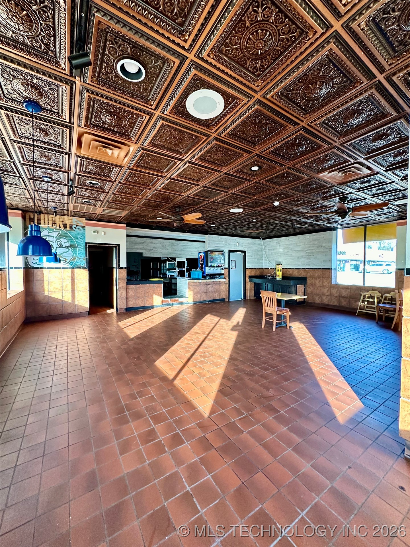 1906 W Broadway Property Photo 4