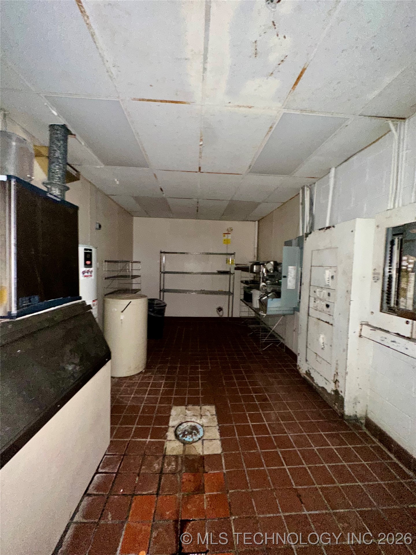 1906 W Broadway Property Photo 6