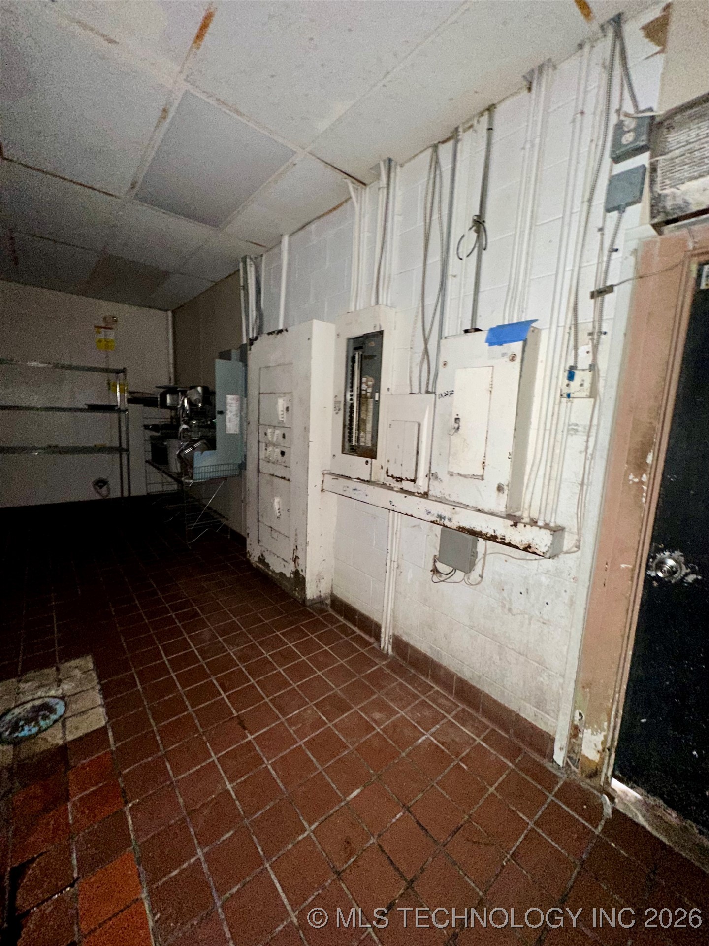 1906 W Broadway Property Photo 8