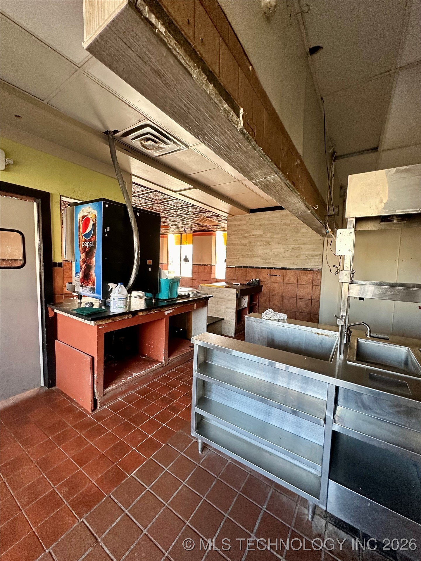 1906 W Broadway Property Photo 11