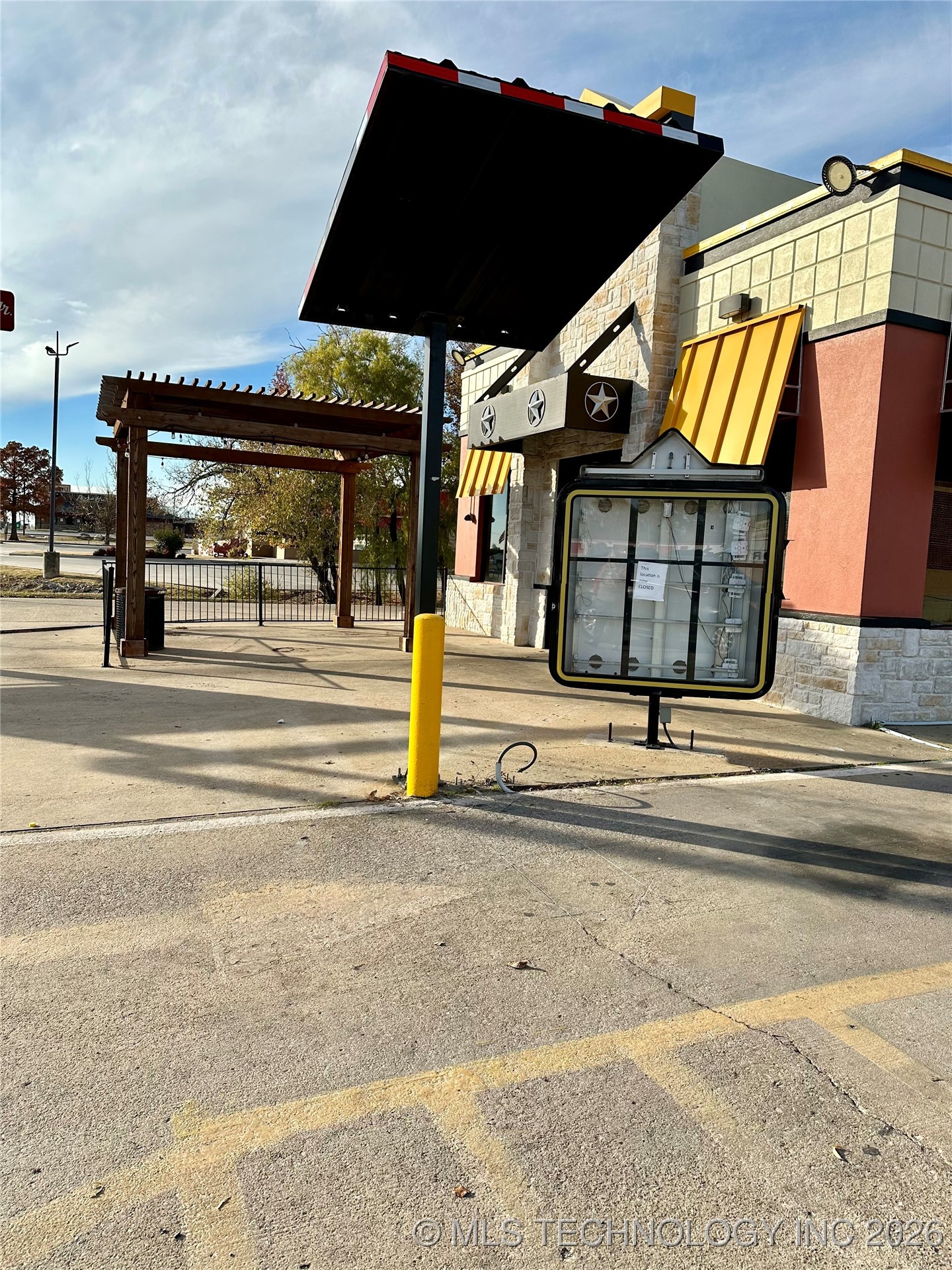 1906 W Broadway Property Photo 16