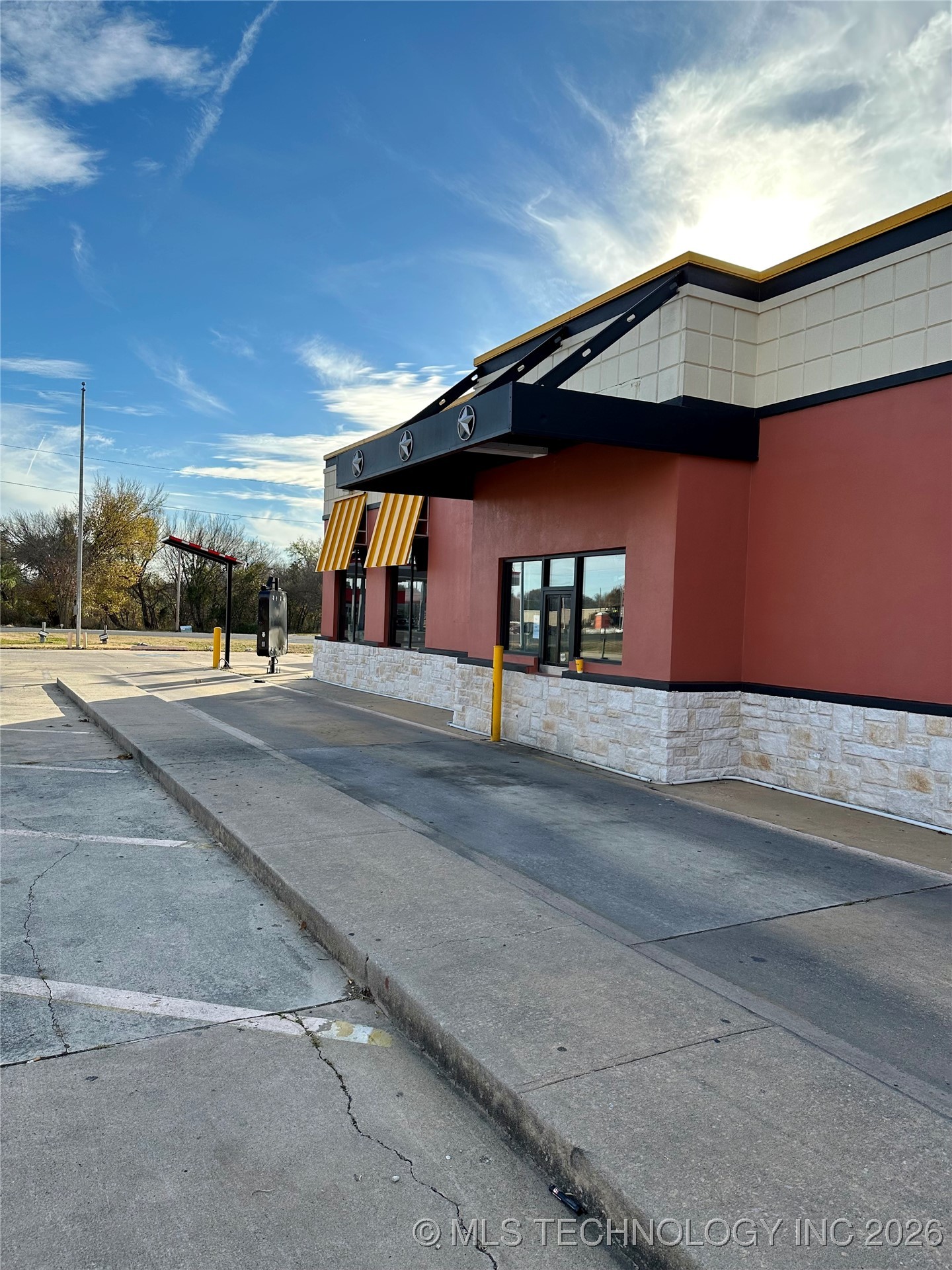 1906 W Broadway Property Photo 18