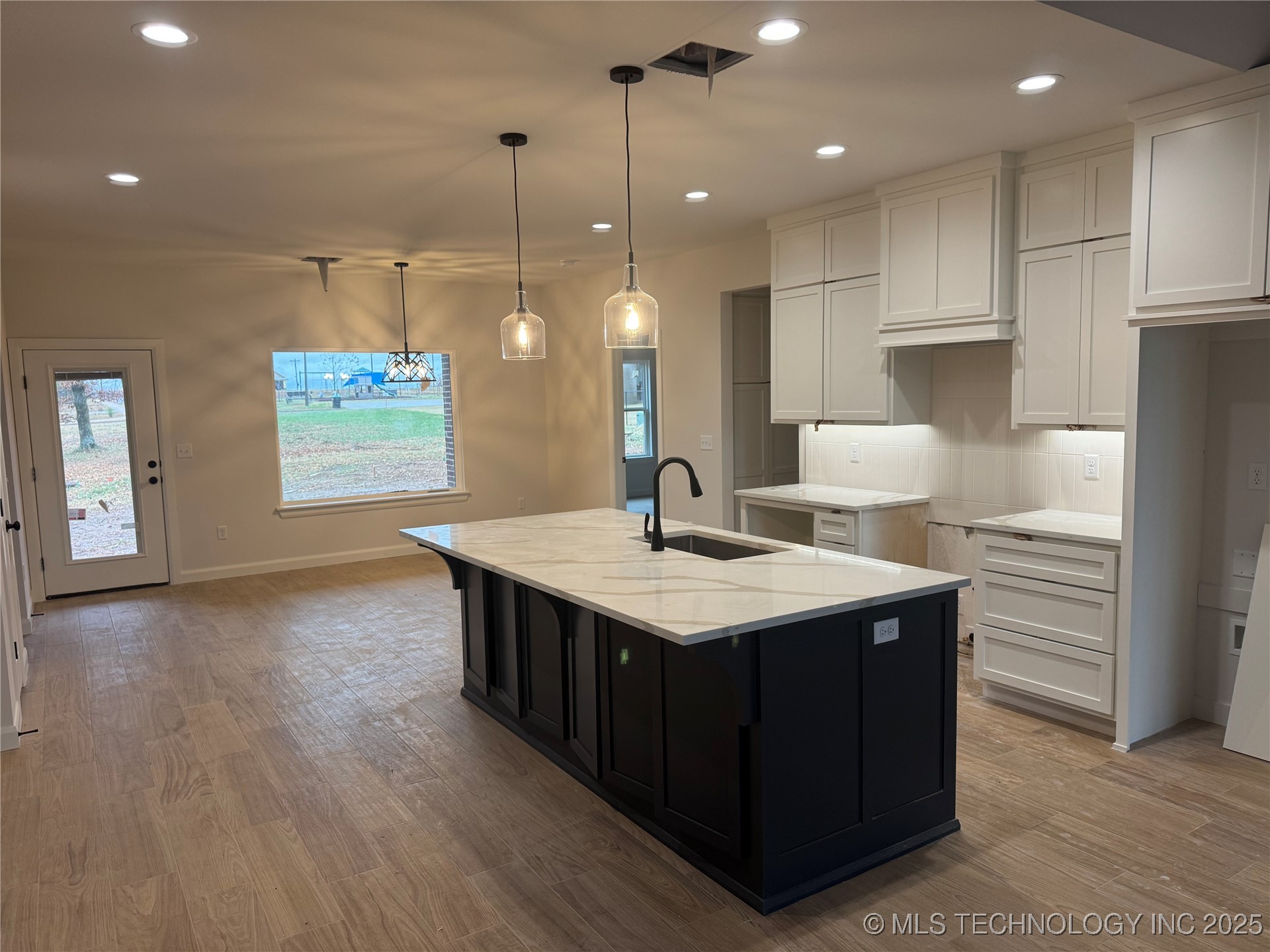 1461 N Angus Property Photo 2