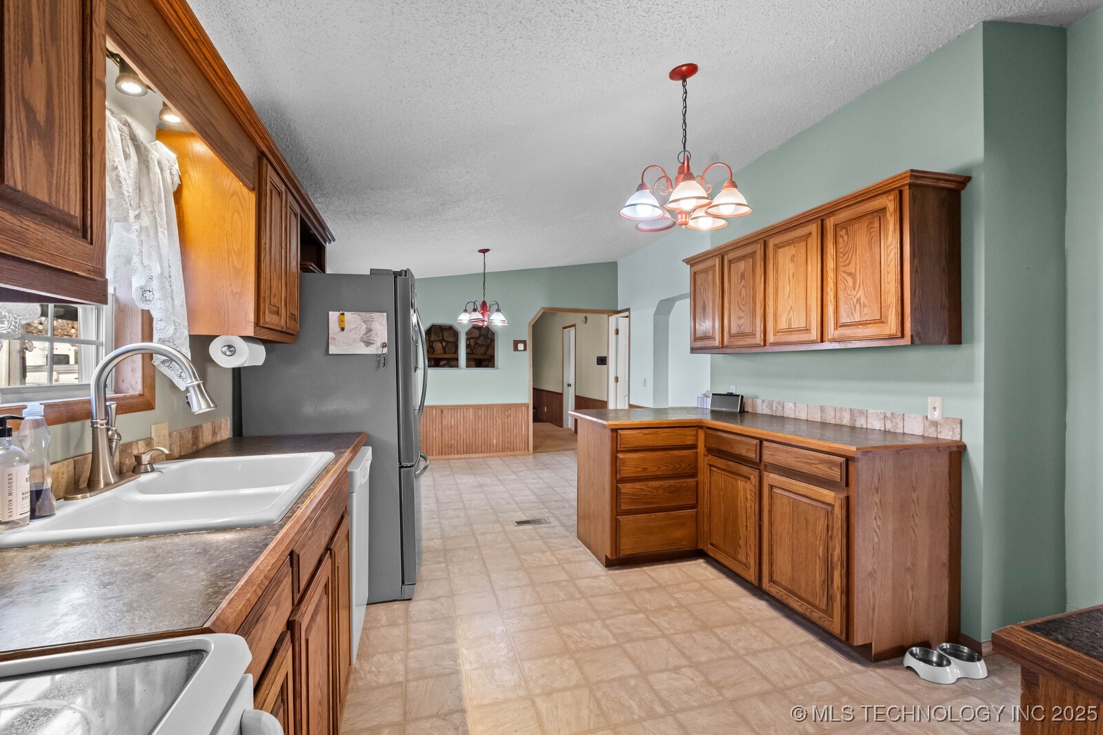 1991 N Colcord Avenue Property Photo 11