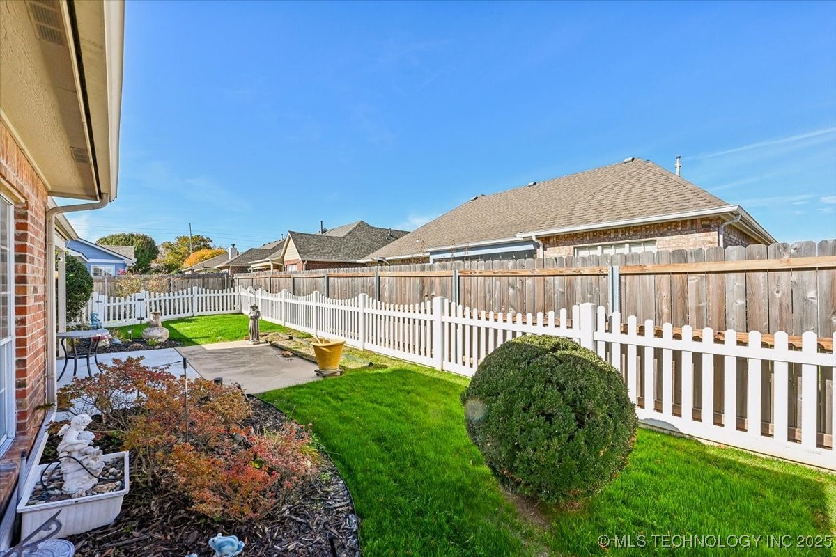 8927 E 62nd Court Property Photo 32