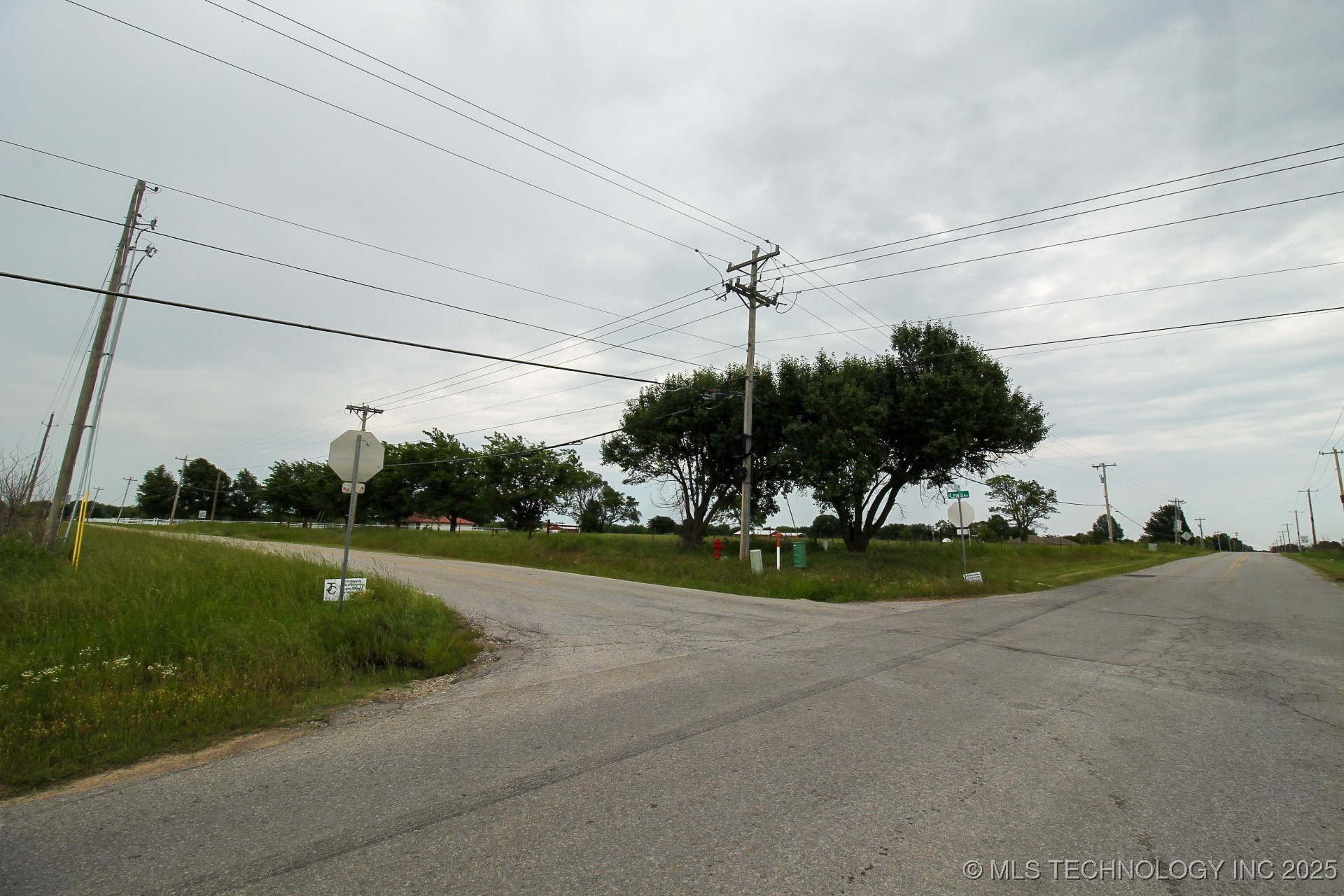 14095 S Lewis Avenue Property Photo 2