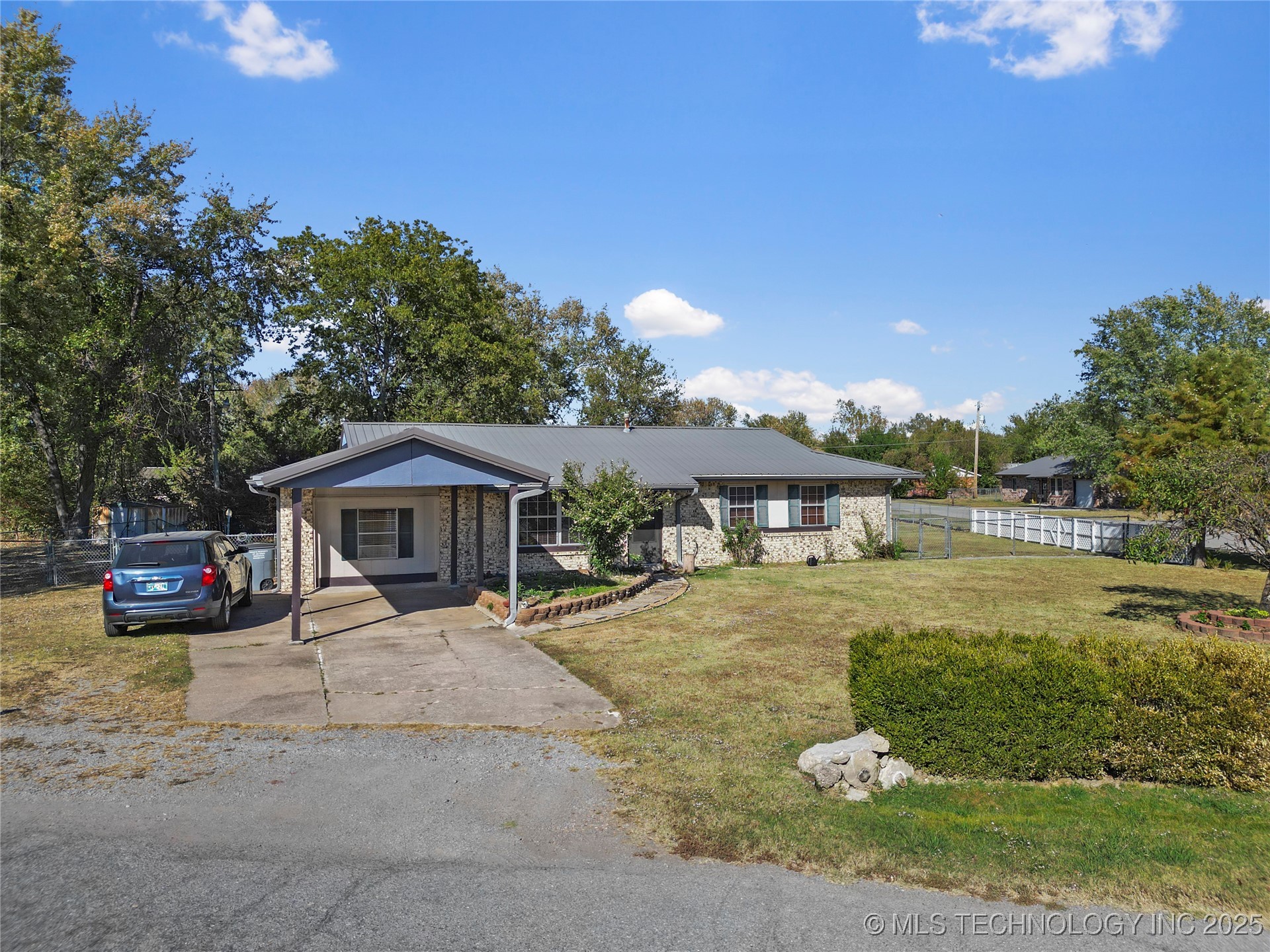 1421 S Hayes Avenue Property Photo 3