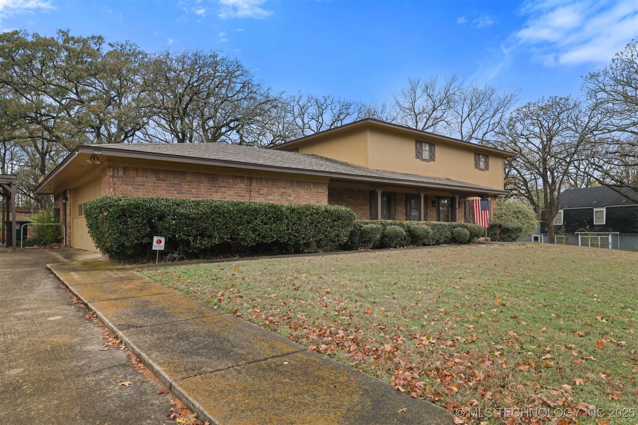 921 Crooked Oak Drive Property Photo 2