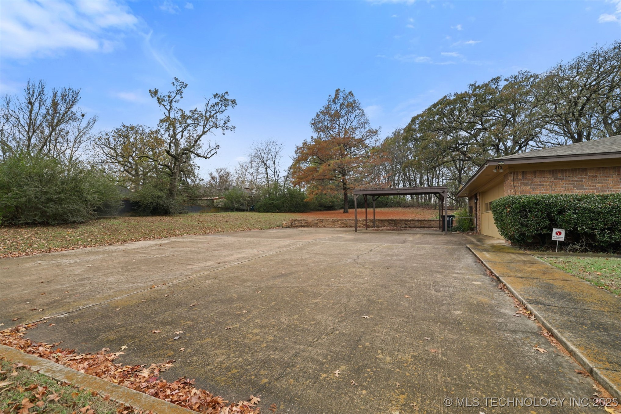 921 Crooked Oak Drive Property Photo 3