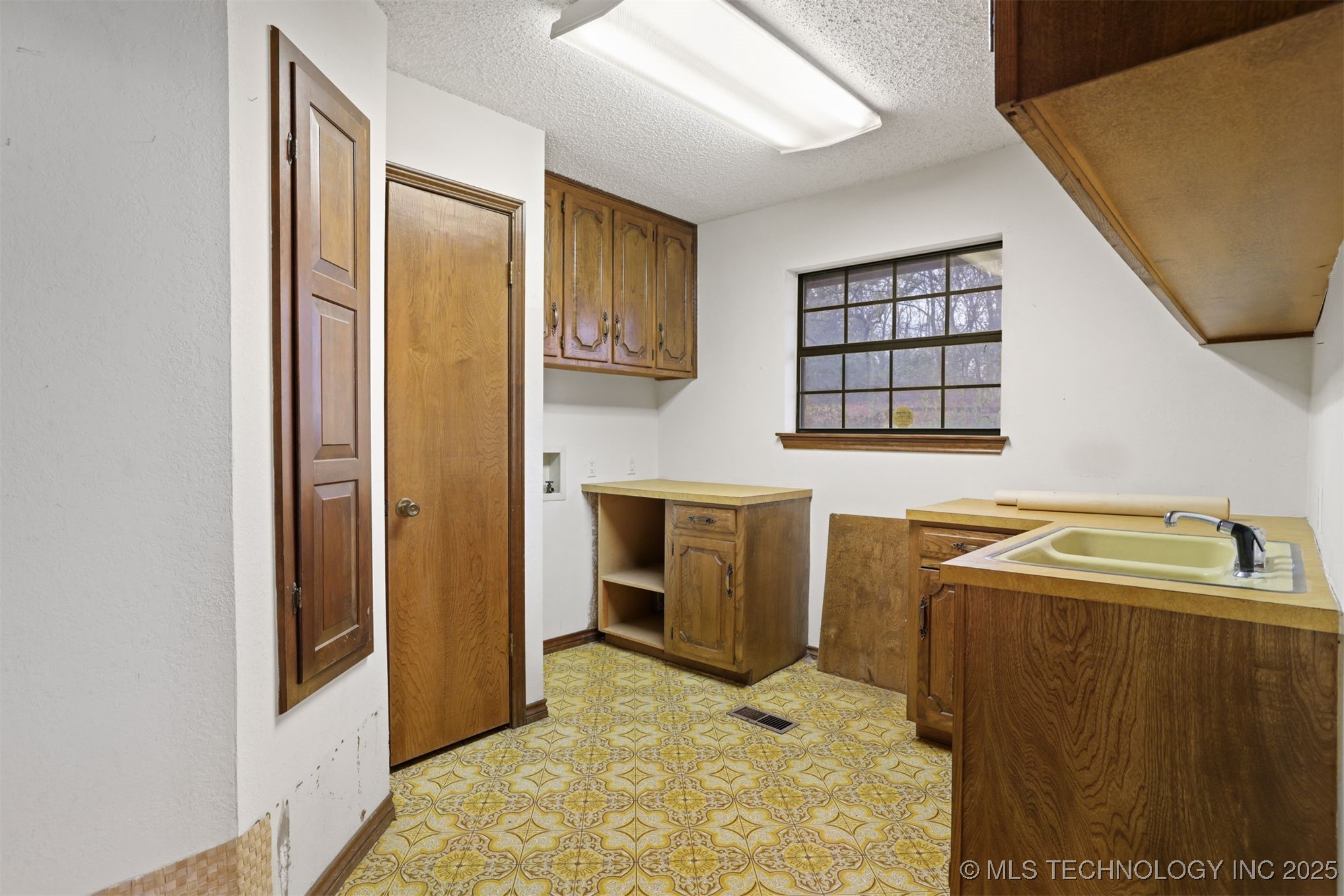 921 Crooked Oak Drive Property Photo 10