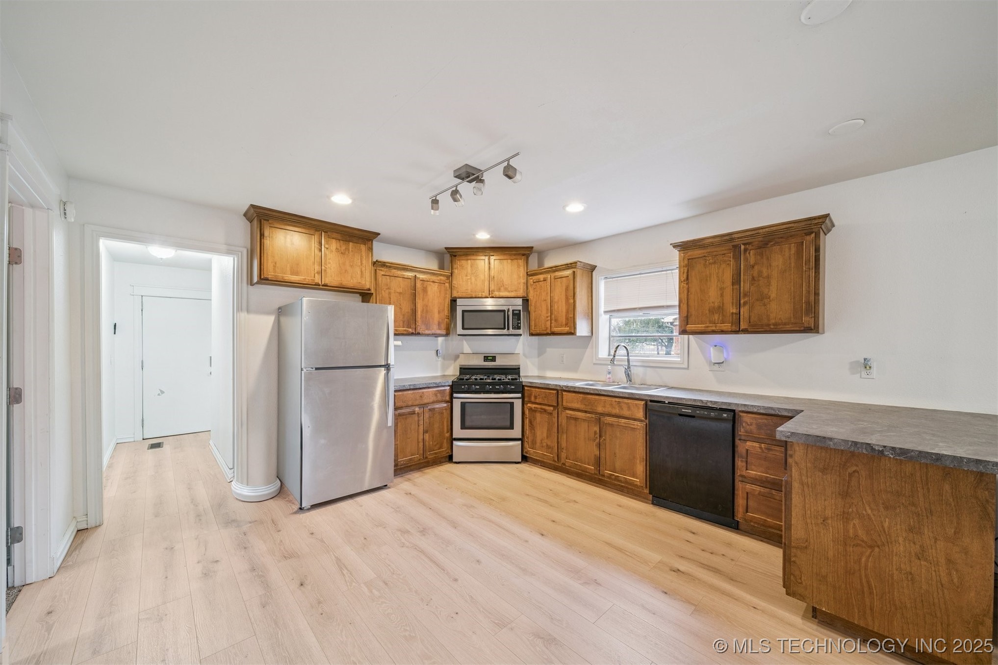 1217 E Cherry Street Property Photo 5