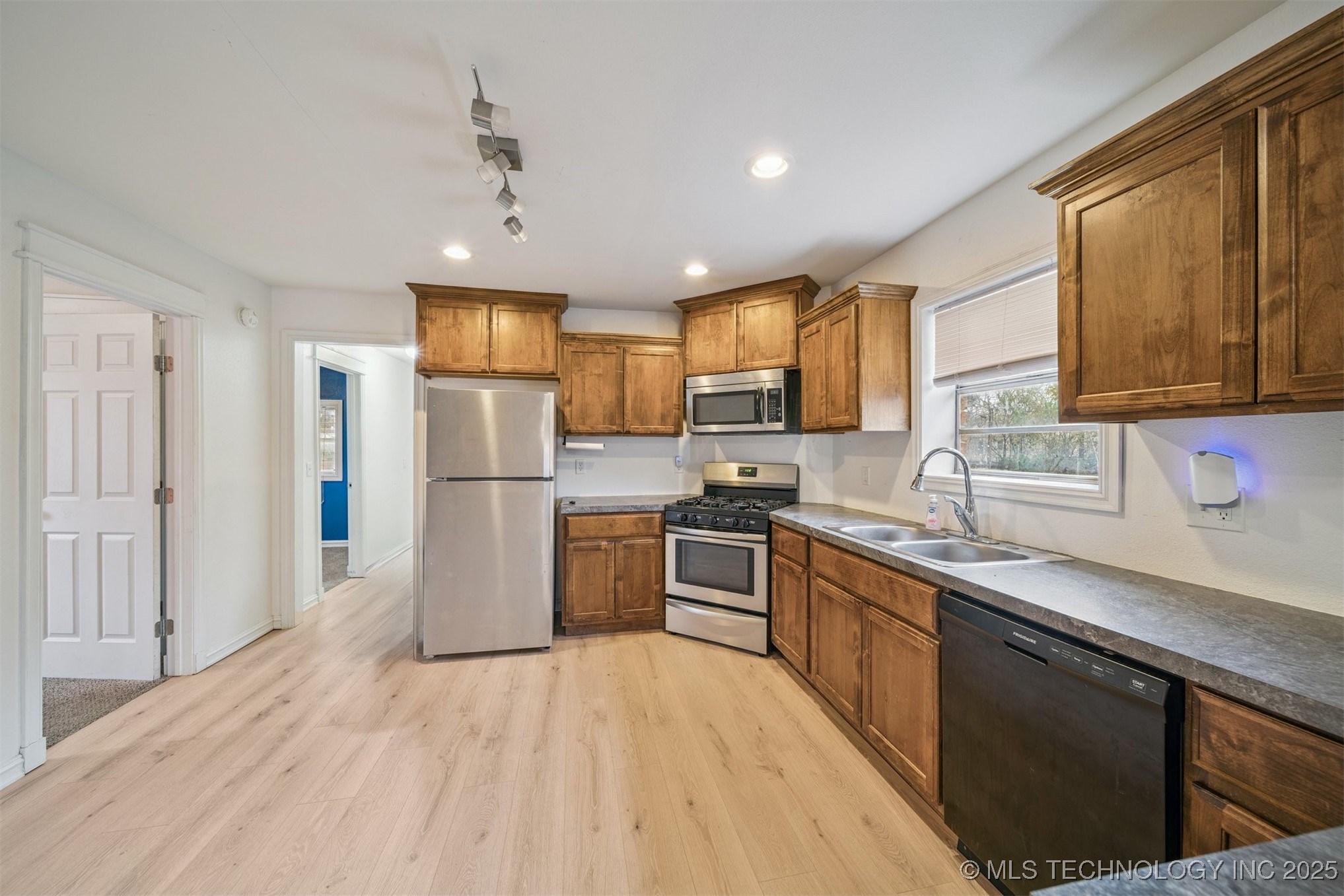 1217 E Cherry Street Property Photo 6