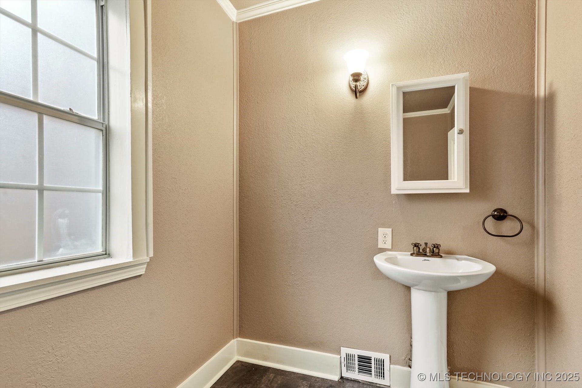 112 E Newton Street Property Photo 19