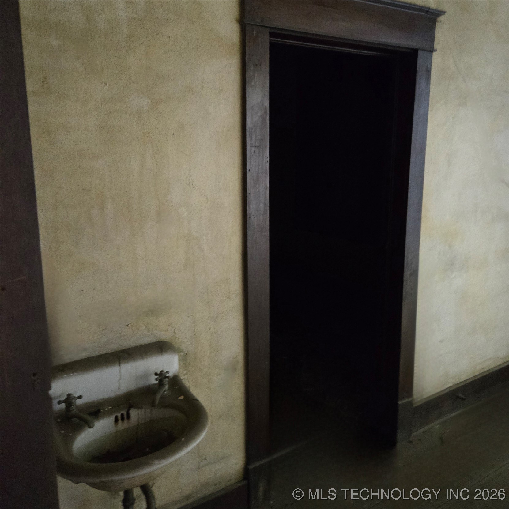 523 E 6th Street Property Photo 8