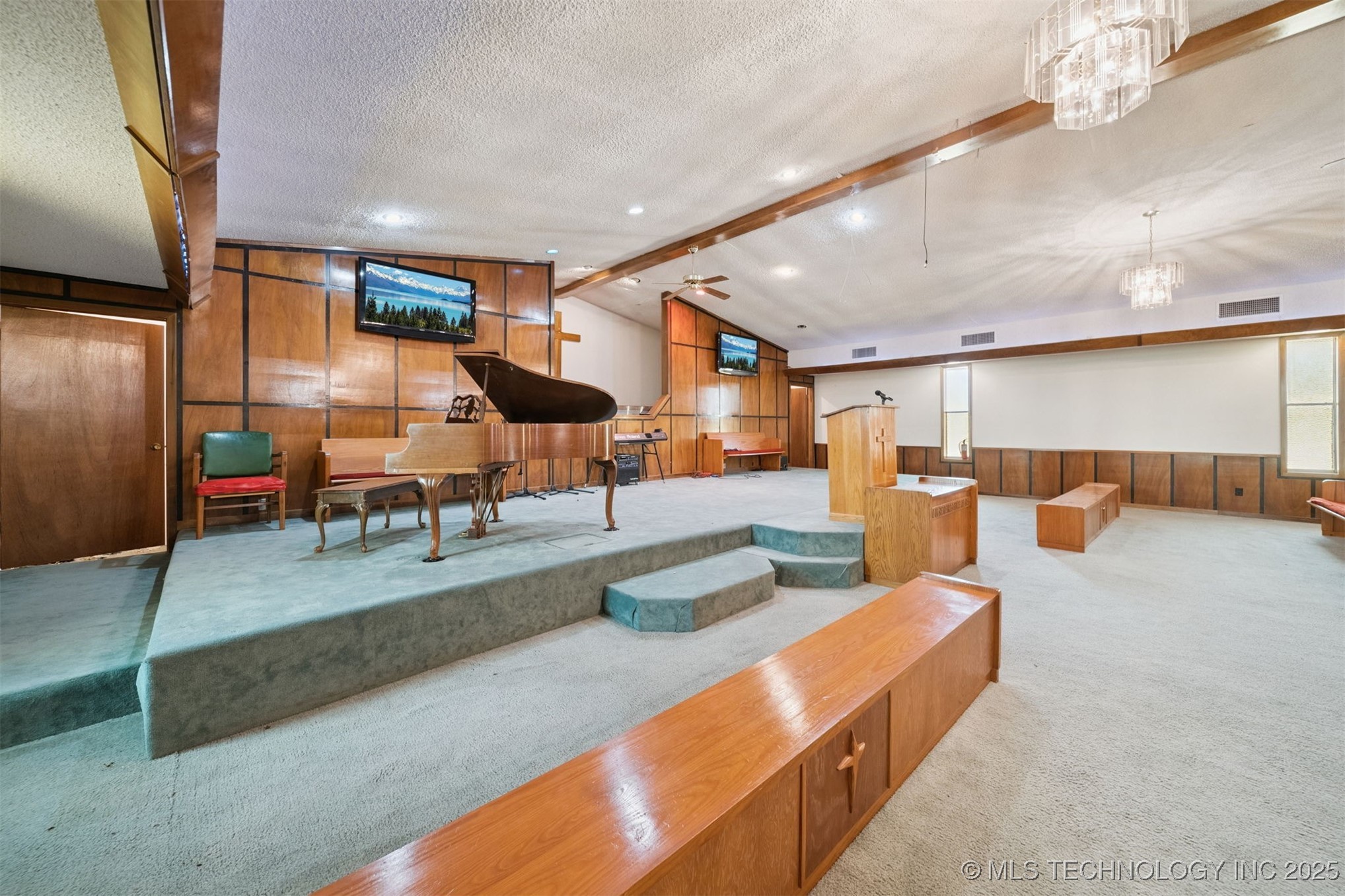 720 S Main Street Property Photo 20