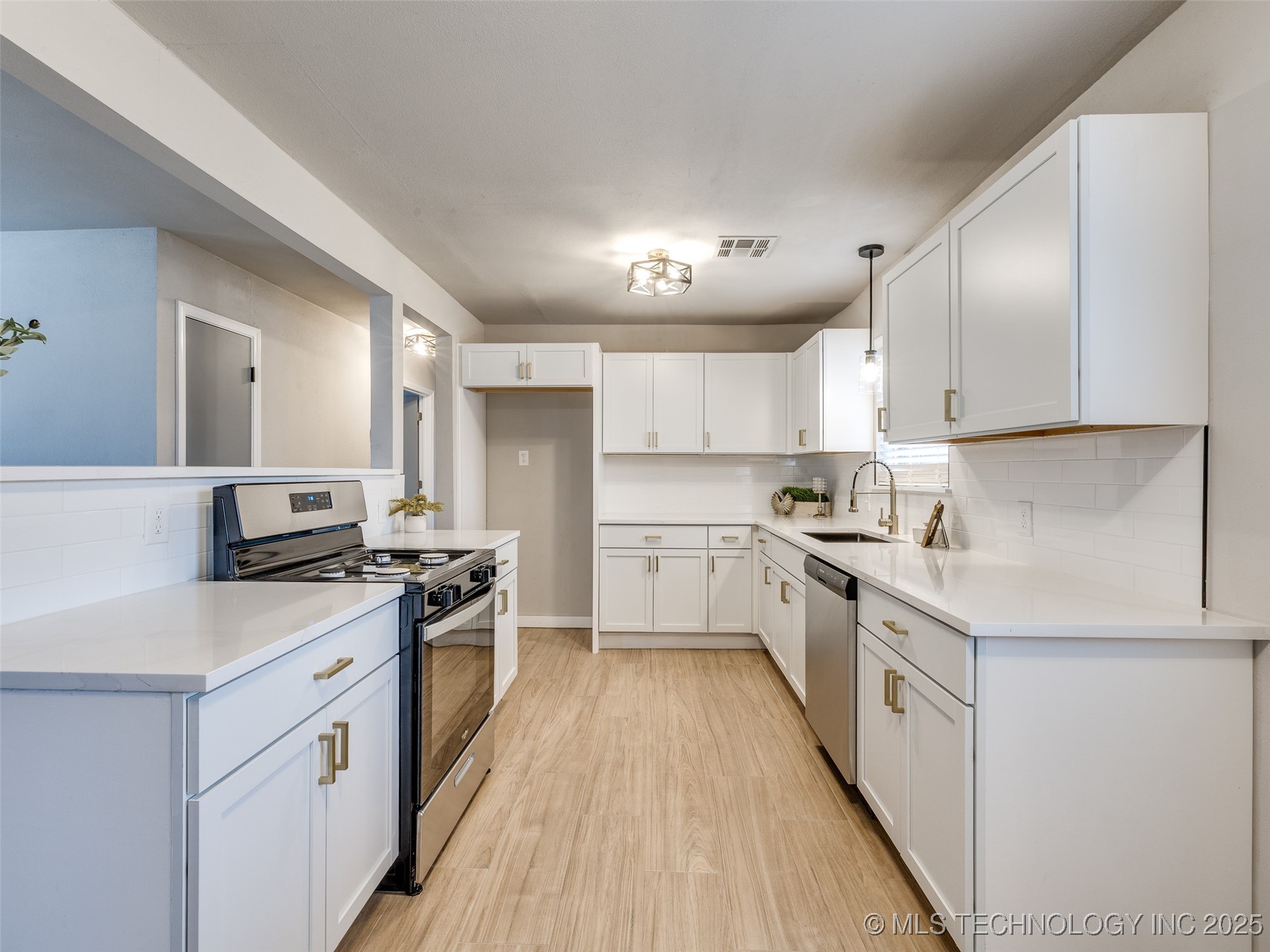 504 S 104th East Avenue Property Photo 8