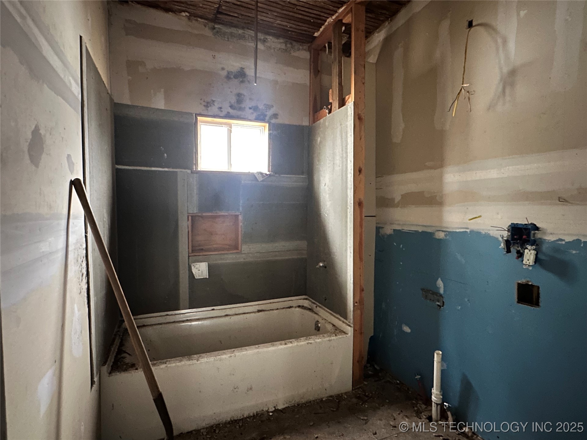 812 W 6th Street Property Photo 8