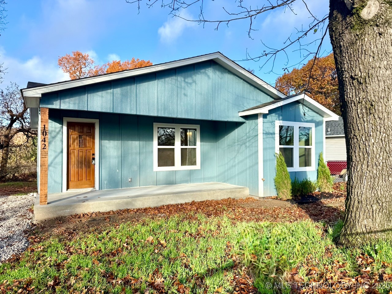 1042 N Valley Drive Property Photo 1