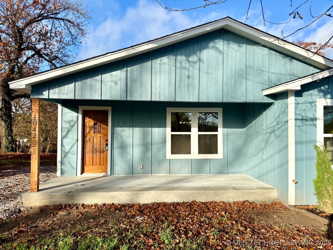 1042 N Valley Drive Property Photo 2