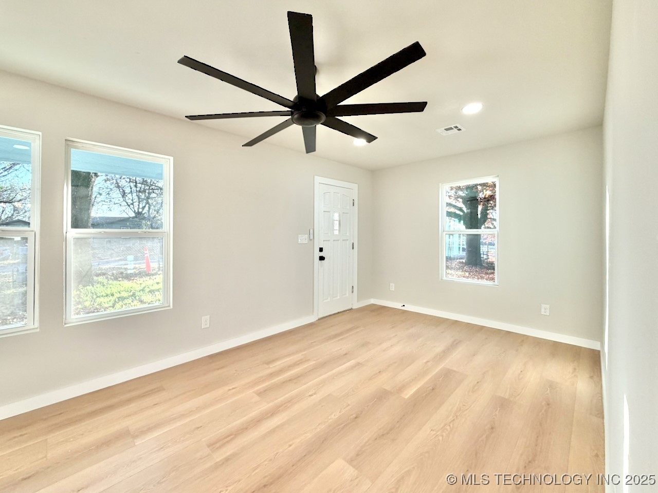 1042 N Valley Drive Property Photo 6