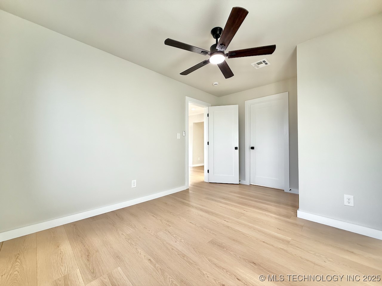 1042 N Valley Drive Property Photo 9