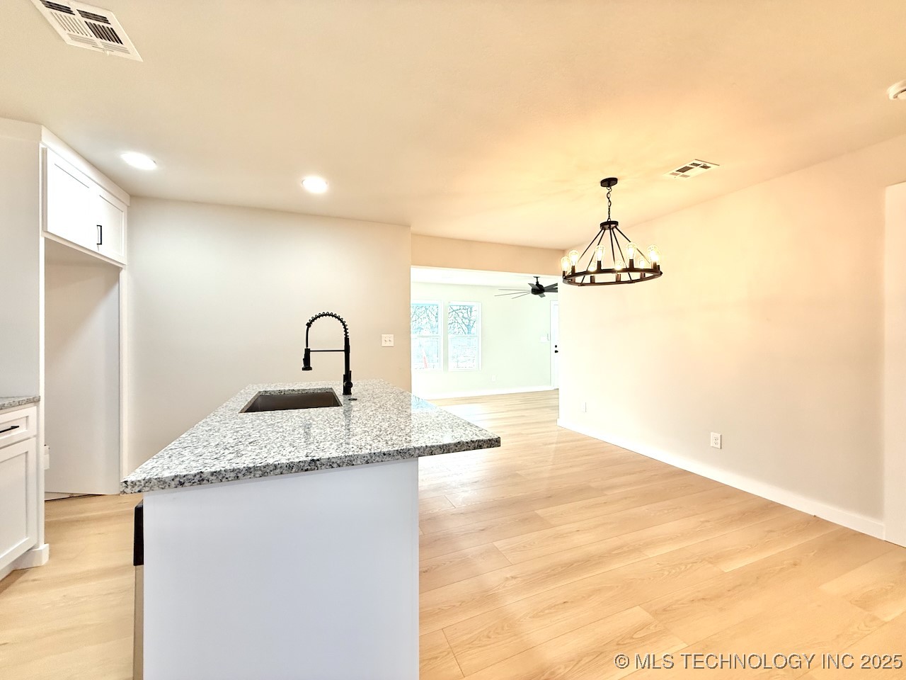 1042 N Valley Drive Property Photo 16