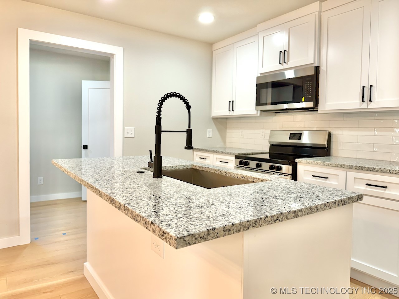 1042 N Valley Drive Property Photo 18