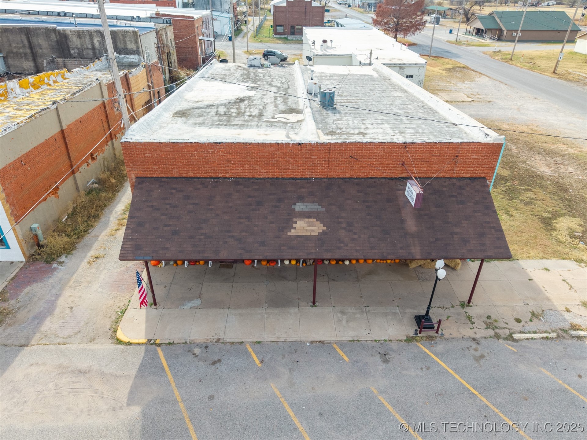 113 W Robert S Kerr Property Photo 2