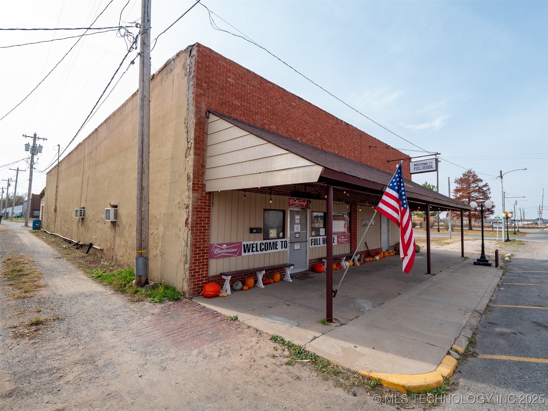 113 W Robert S Kerr Property Photo 9