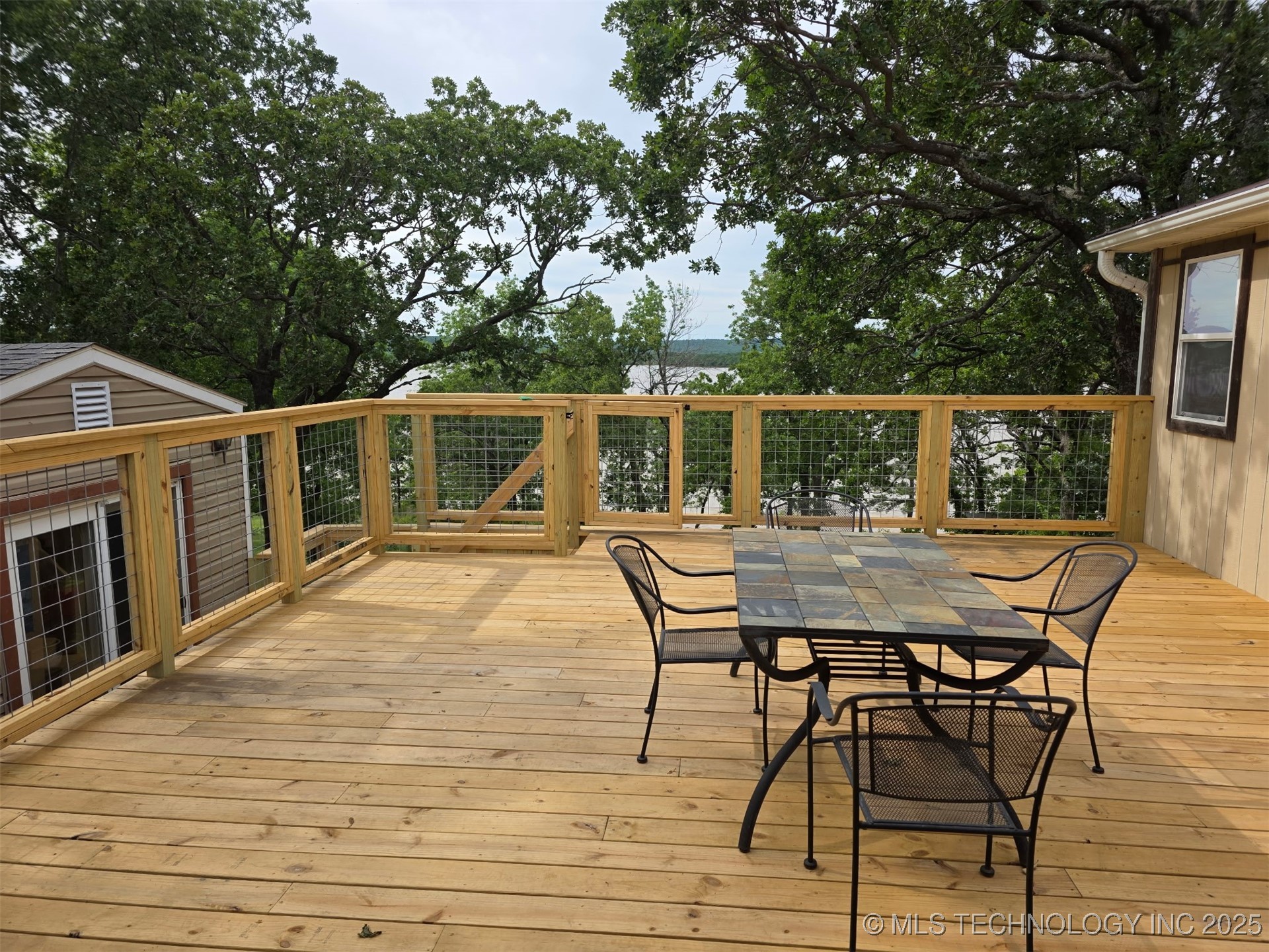 72 W Hilltop Road Property Photo 3