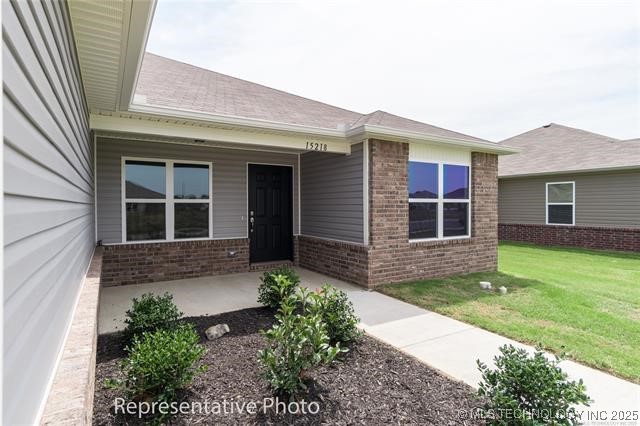 7025 S Maple Avenue Property Photo 2