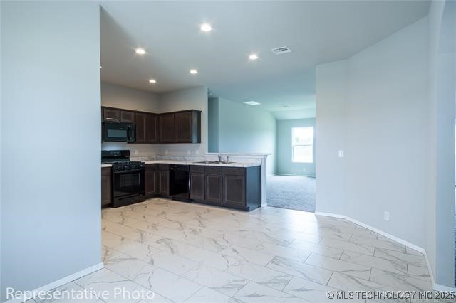 7025 S Maple Avenue Property Photo 3