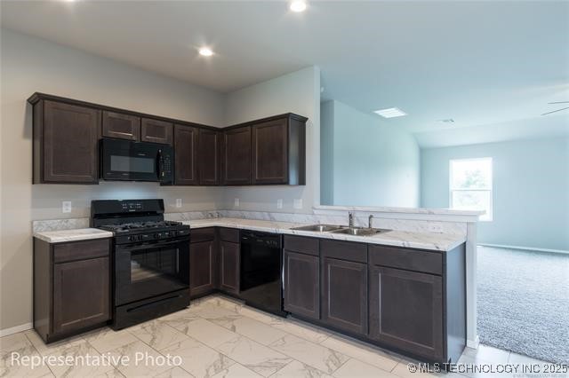 7025 S Maple Avenue Property Photo 5