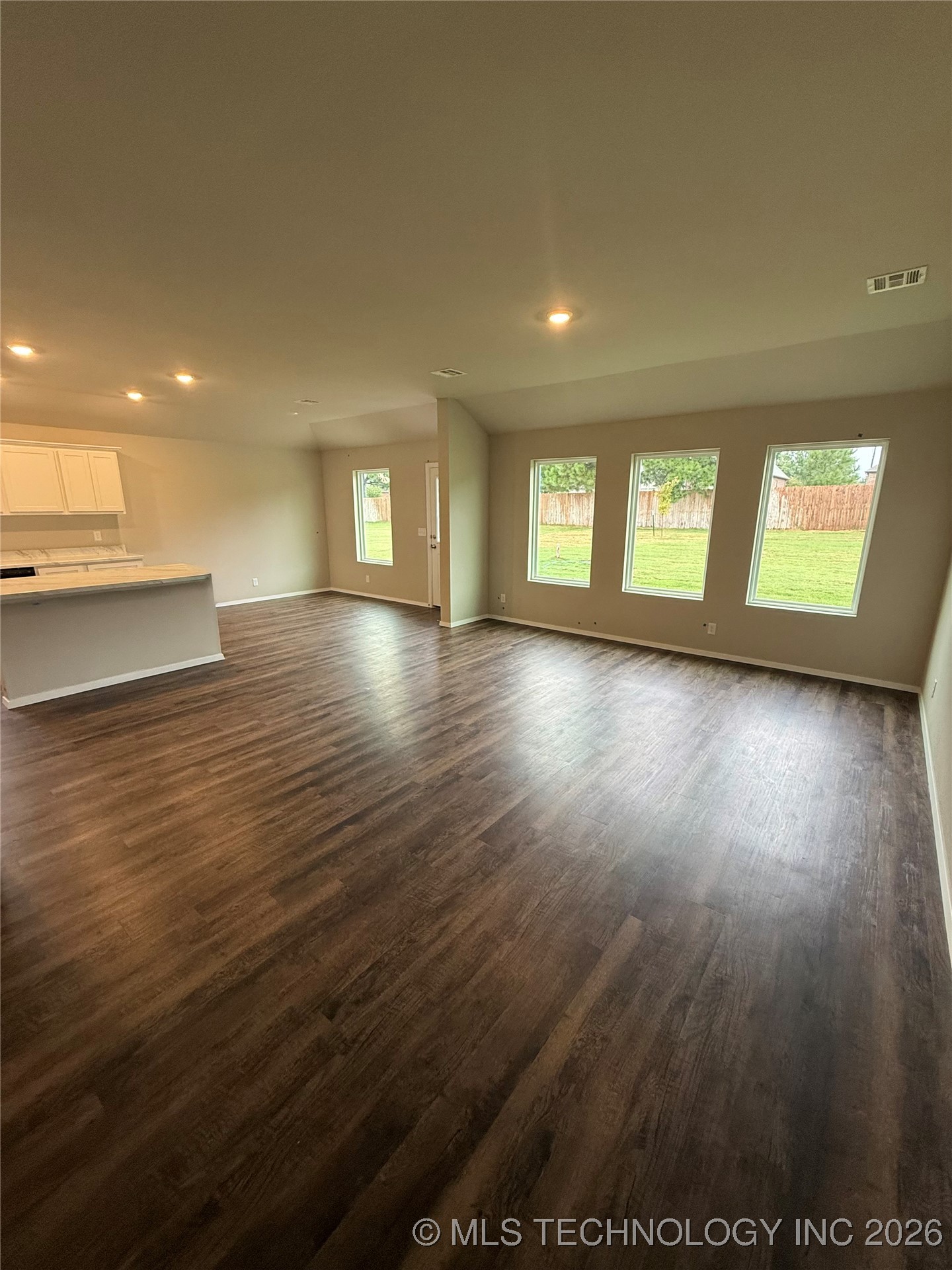 7109 S Maple Avenue Property Photo 2