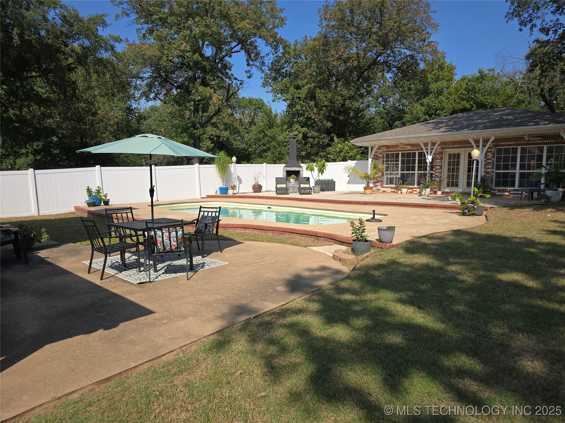 906 N 14 Street Property Photo 3