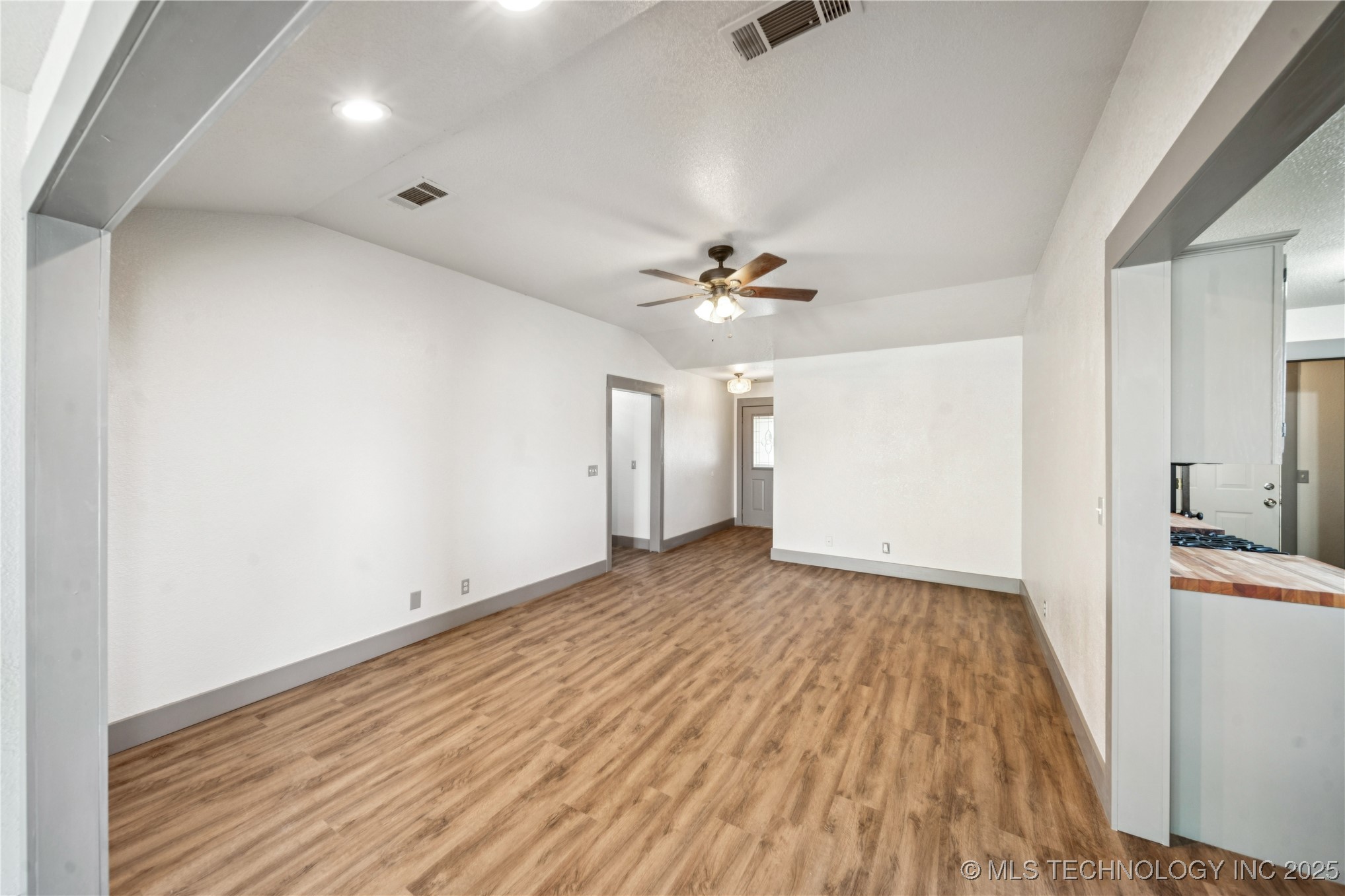 395 Nw B Street Property Photo 7