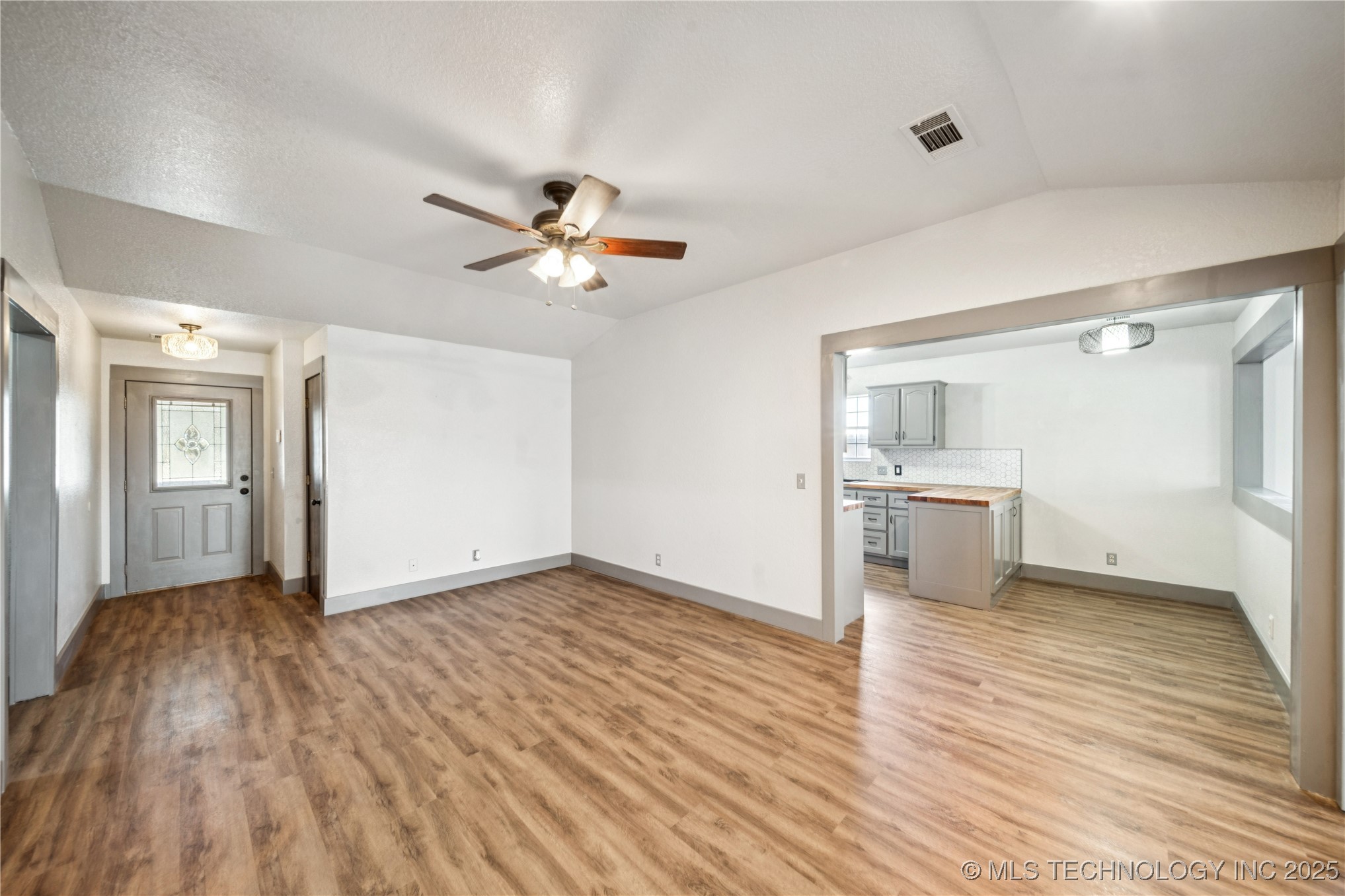 395 Nw B Street Property Photo 8