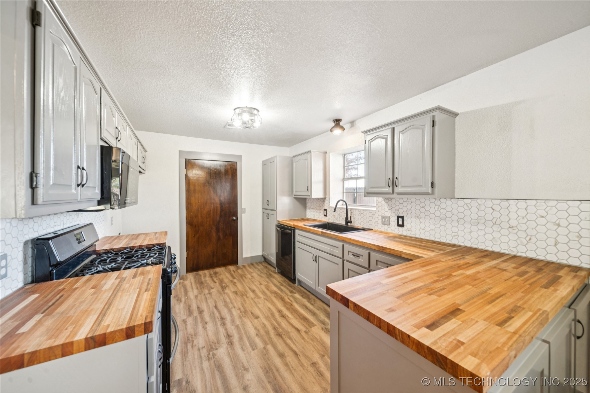 395 Nw B Street Property Photo 14