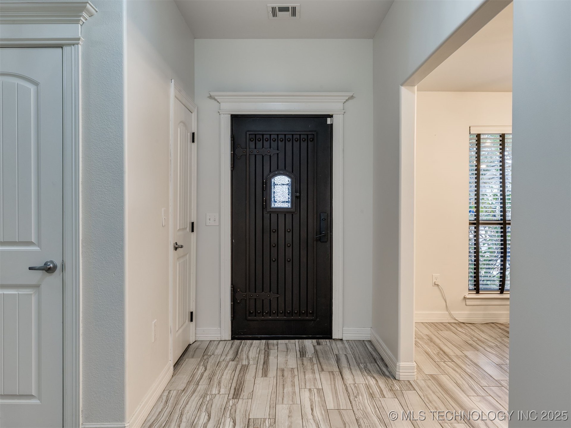 517 Meadowood Drive Property Photo 4