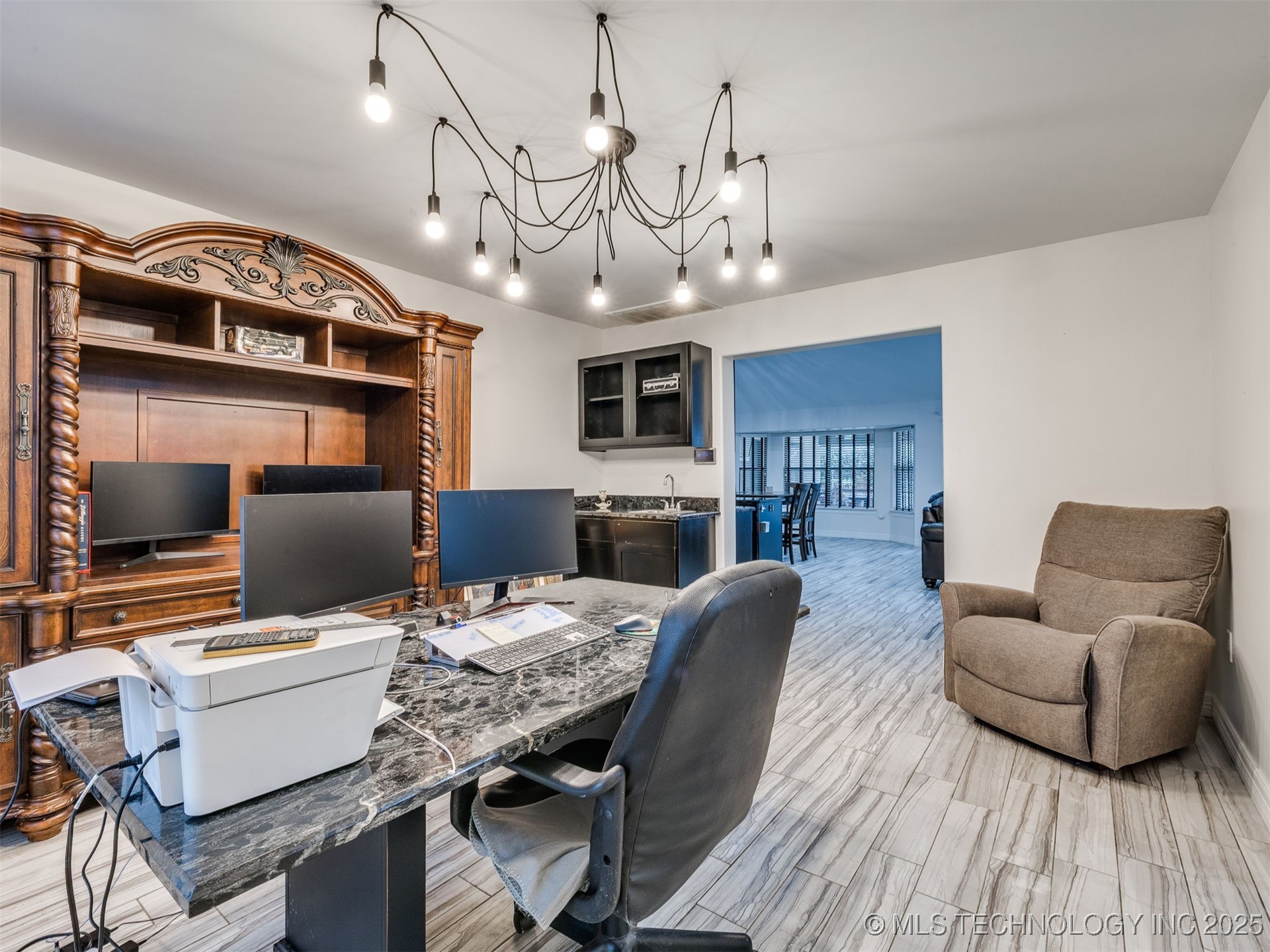 517 Meadowood Drive Property Photo 5