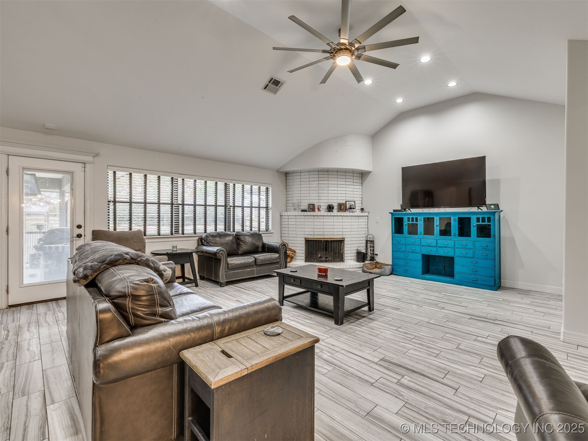 517 Meadowood Drive Property Photo 13