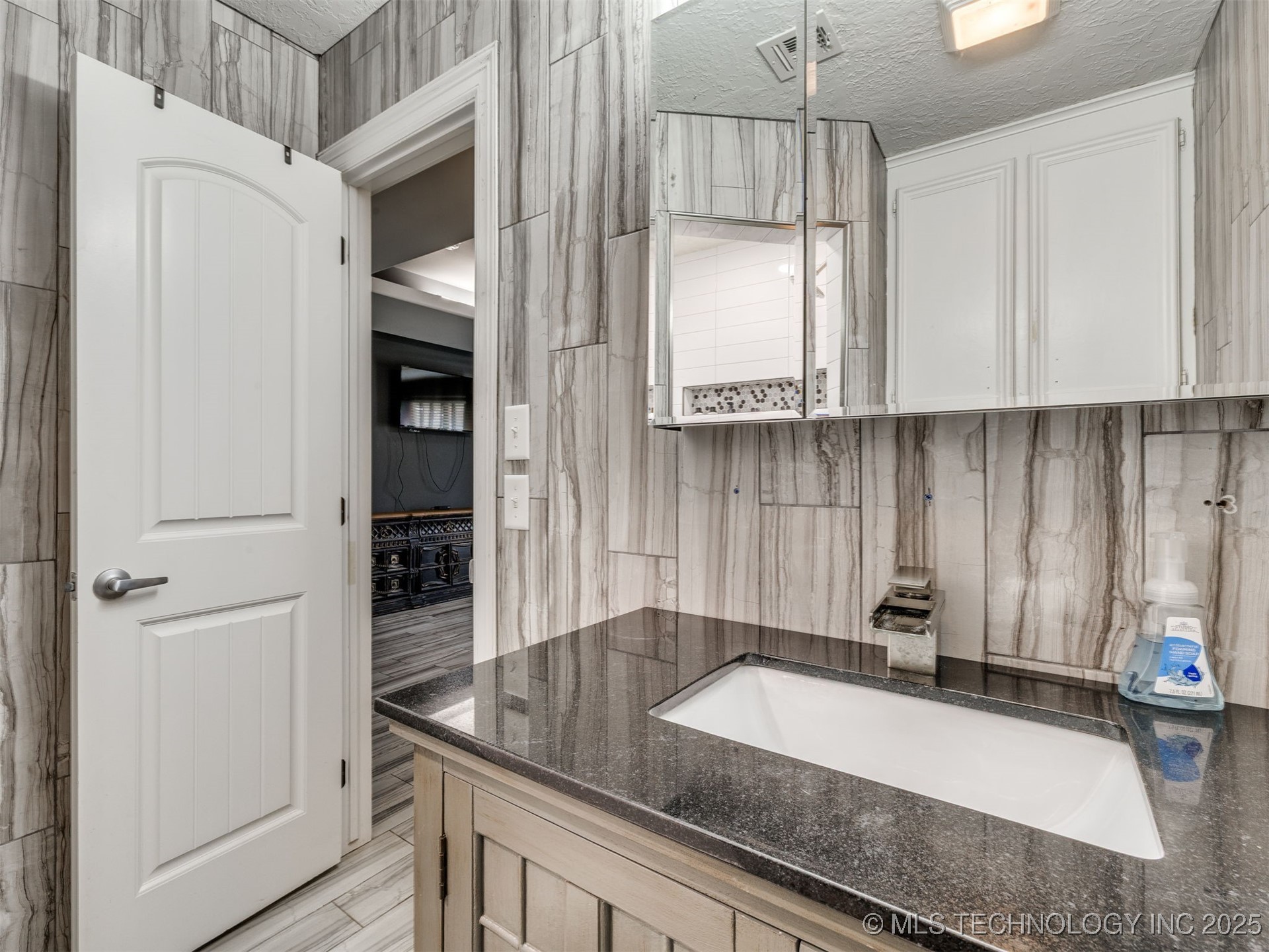 517 Meadowood Drive Property Photo 16