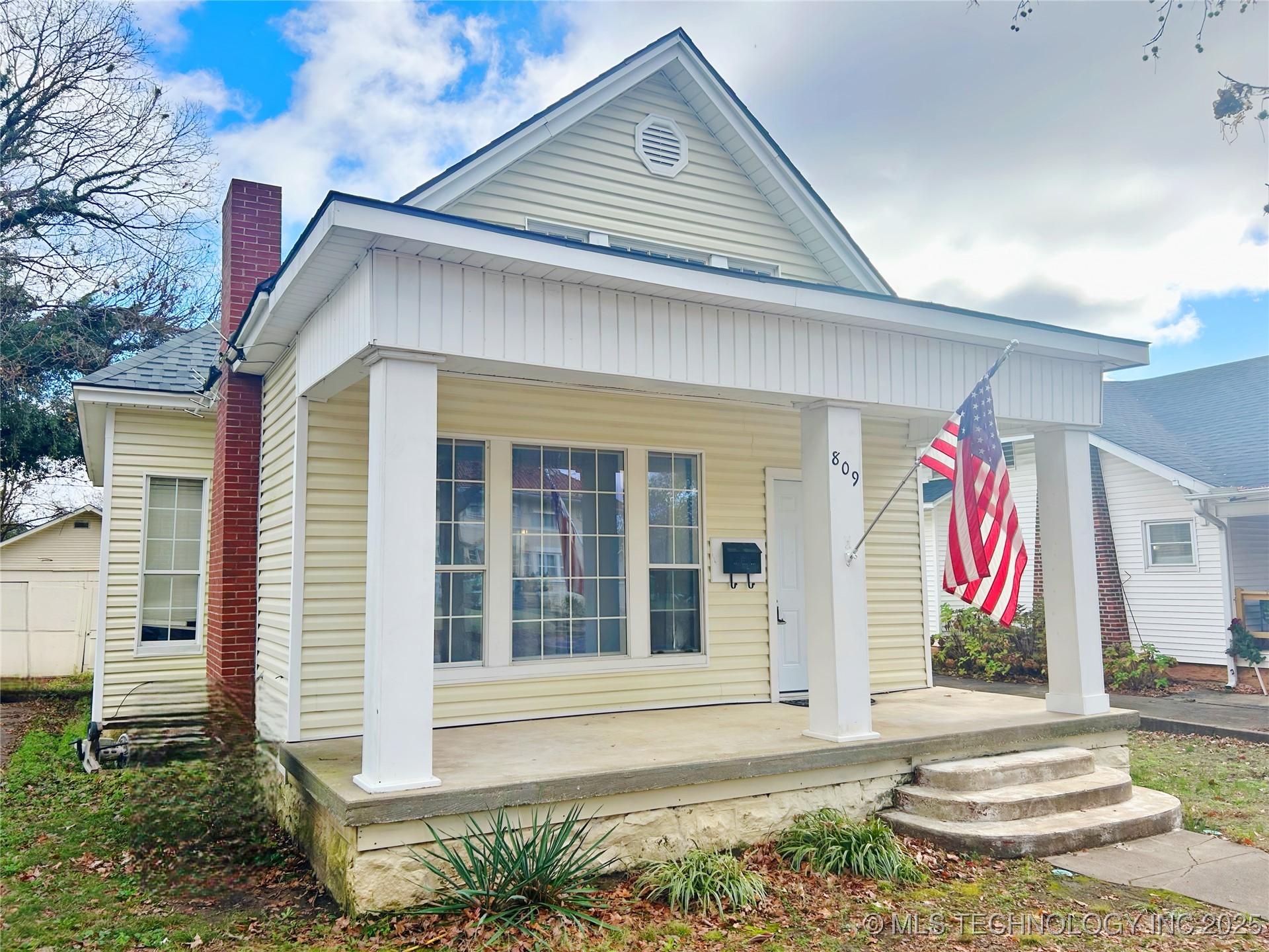 809 N Grand Avenue Property Photo 1