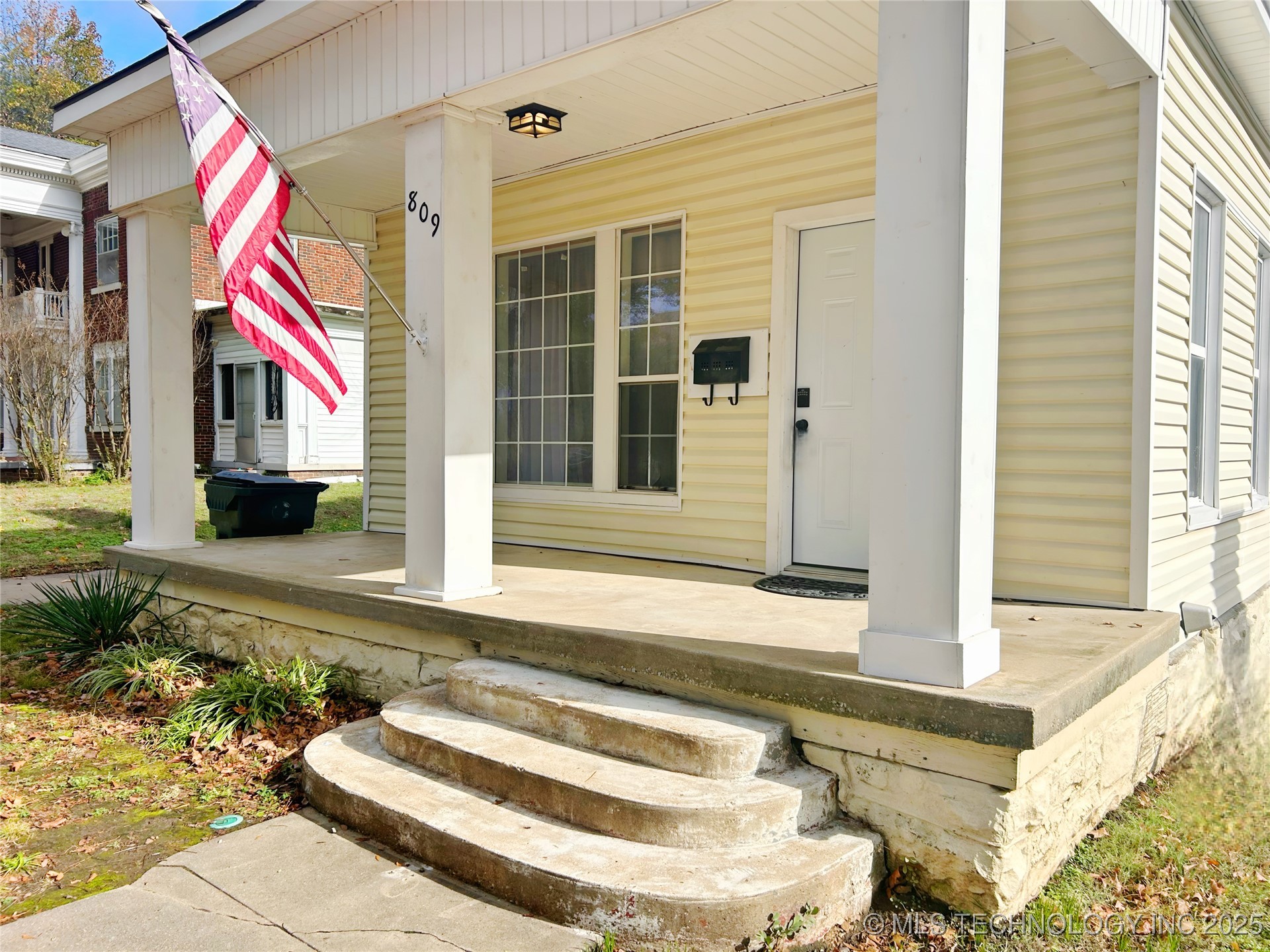 809 N Grand Avenue Property Photo 3