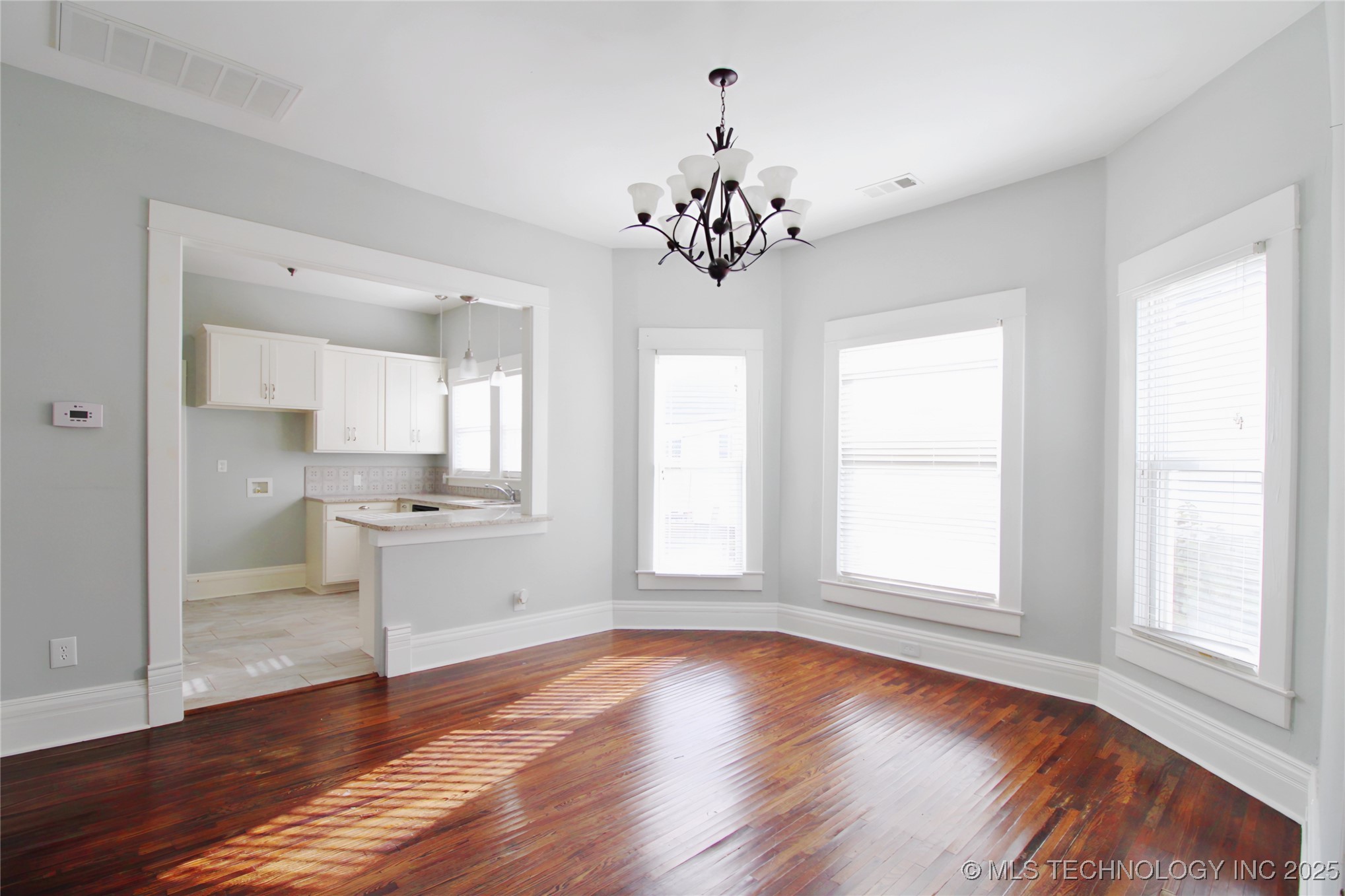 809 N Grand Avenue Property Photo 7