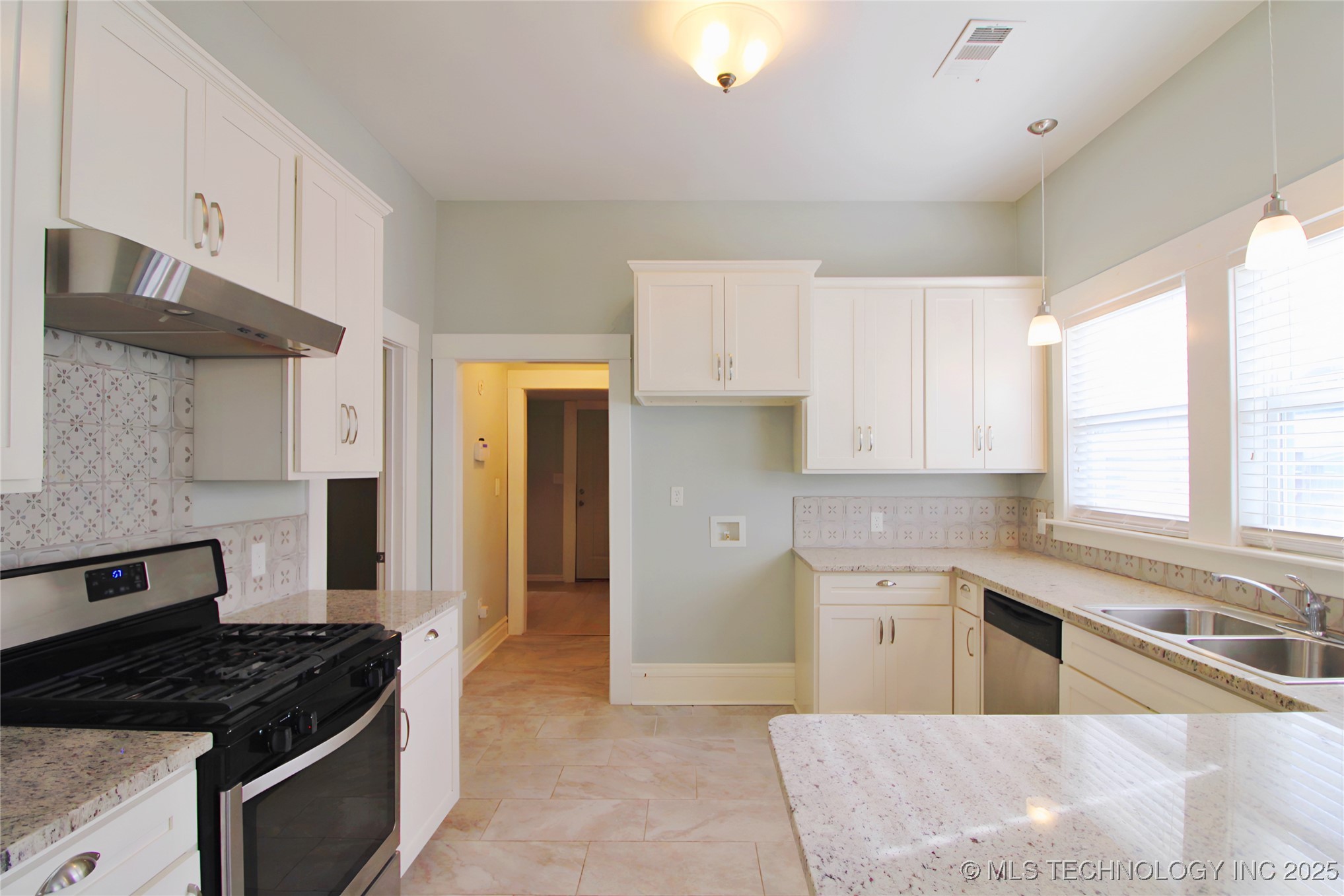 809 N Grand Avenue Property Photo 9