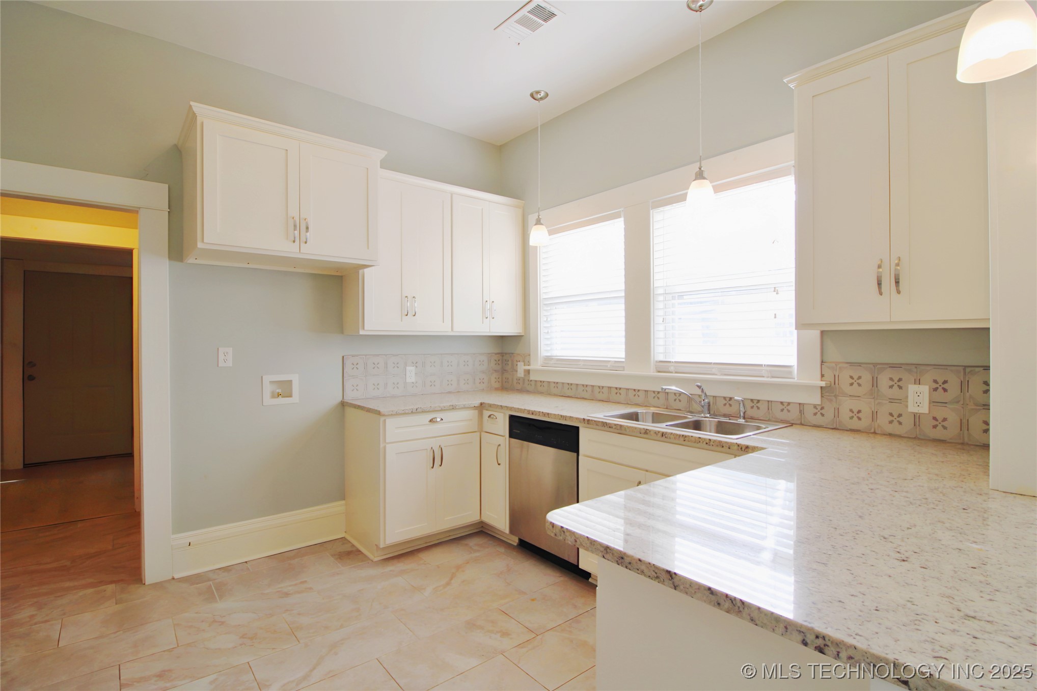 809 N Grand Avenue Property Photo 10